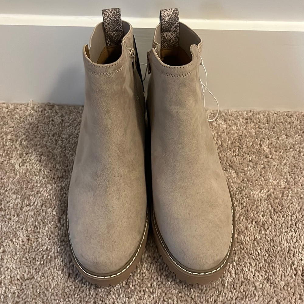 Universal Thread Tan Chelsea boots